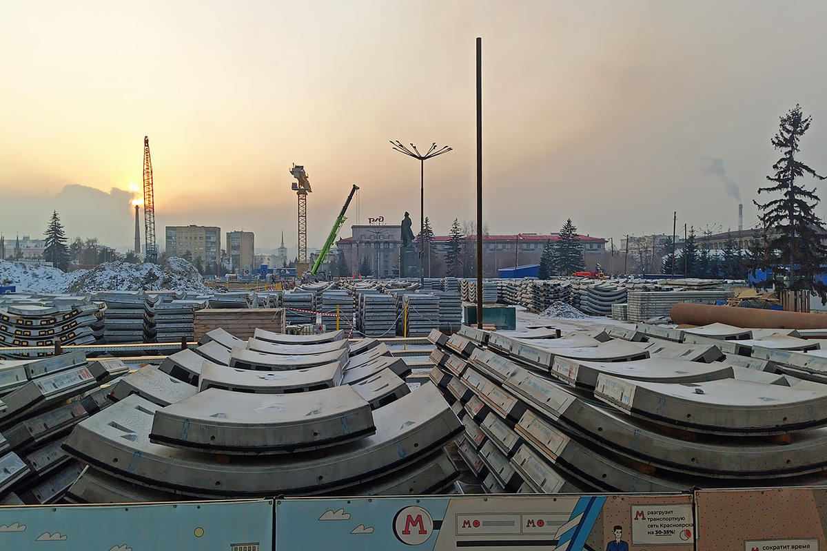     Рабочее название станции на этом месте – «Площадь Революции». Но возможно и ее переименование в «Центральный парк»