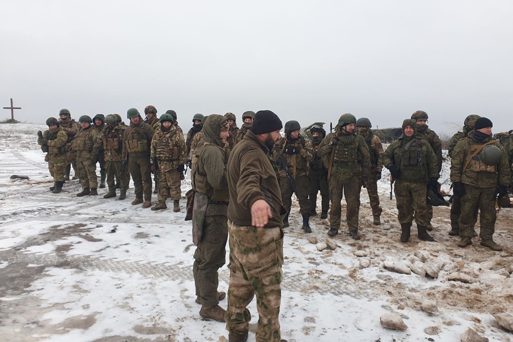    Князь проводит занятия на полигоне с бойцами бригады "Волки". / Фото: Андрей Полынский/РГ