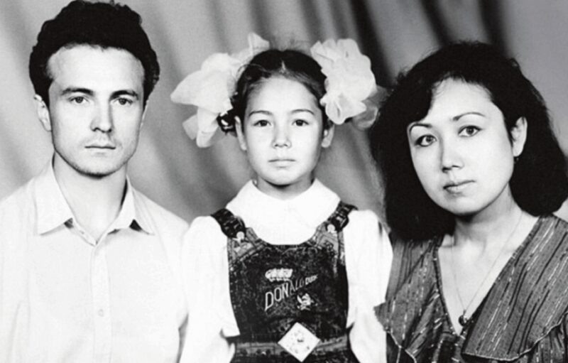    Юная Ляйсан в кругу семьи, где царили непростые отношения.