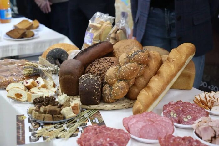 Даже министрам трудно пройти мимо такого угощения / фото: телеграм-канал Дмитрий Демешин