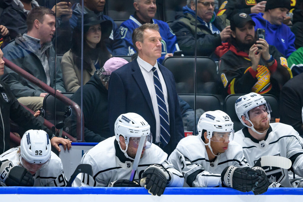 Хиллер и скамейка