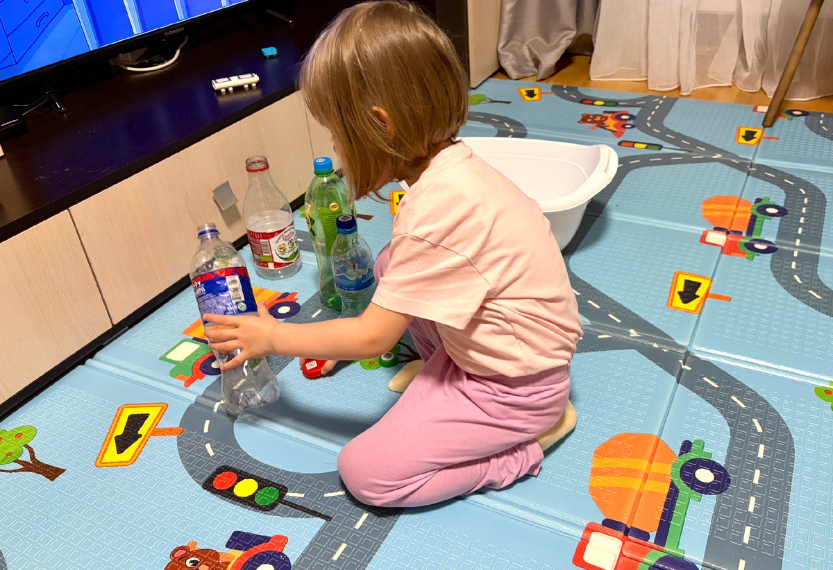 Я не знаю, почему и как это работает, но это работает. У меня сразу ассоциация с котом и коробкой...)