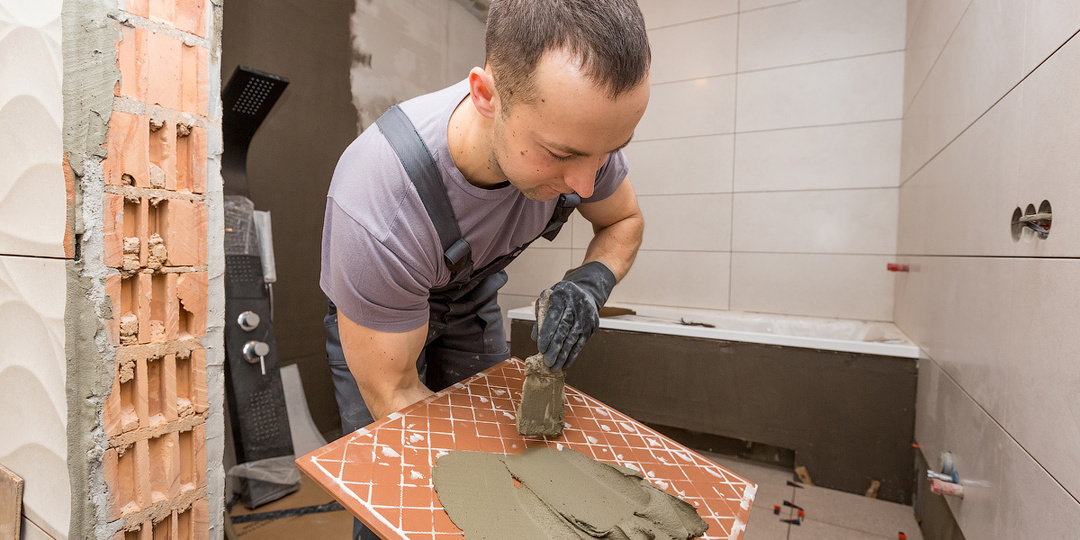 Самая высокооплачиваемая профессия в отделке – это плиточник, они зарабатывают до 500 тысяч в месяц. Расценки в 2026 году