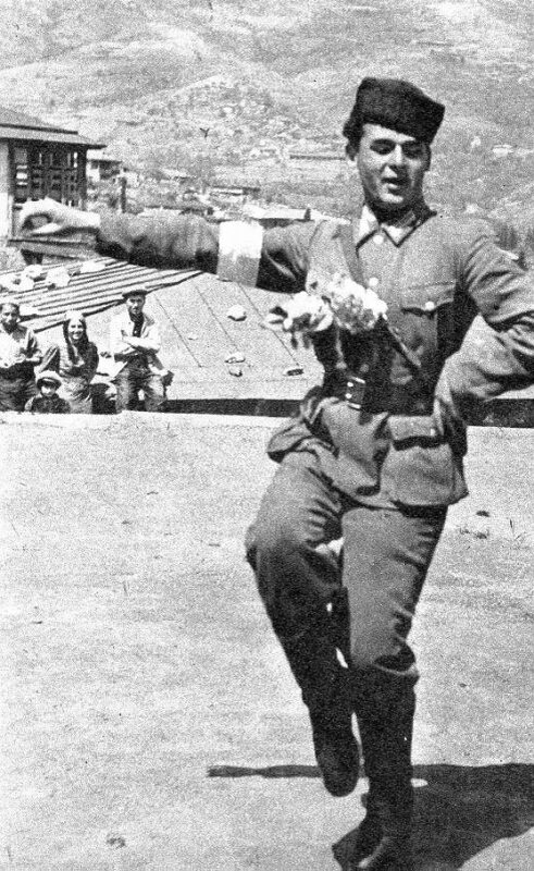 Танцующий крымско-татарский солдат-коллаборационист. На правой руке повязка предположительно с надписью «На службе у немецкого вермахта». Южный берег Крыма.
Всего за годы войны в рядах крымско-татарских добровольческих формирований прошло службу до 20 тысяч человек.