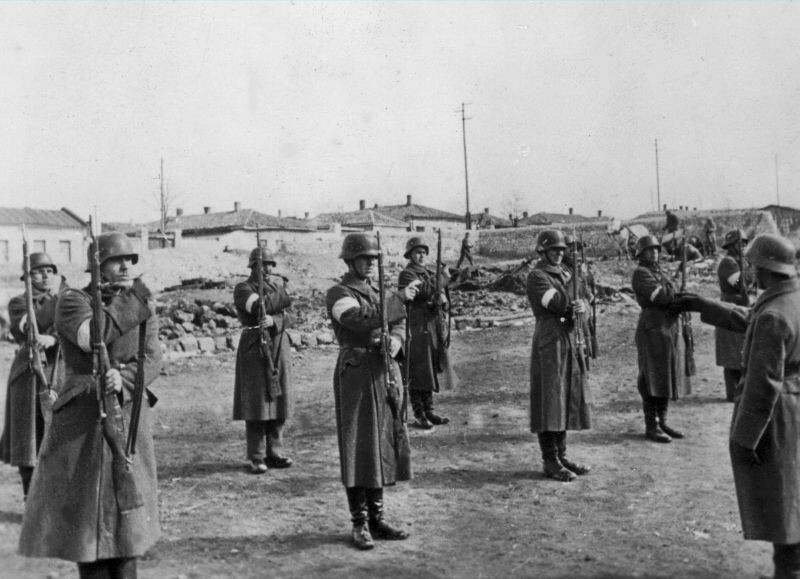 Обучение татарских коллаборационистов строевым приемам с оружием, 1942-й. 