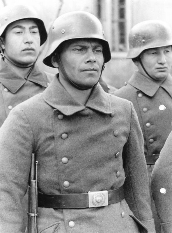 Добровольцы одного из тюркских формирований вермахта. Все иллюстрации демонстрируются исключительно в исторических целях, осуждаем гитлеризм. 