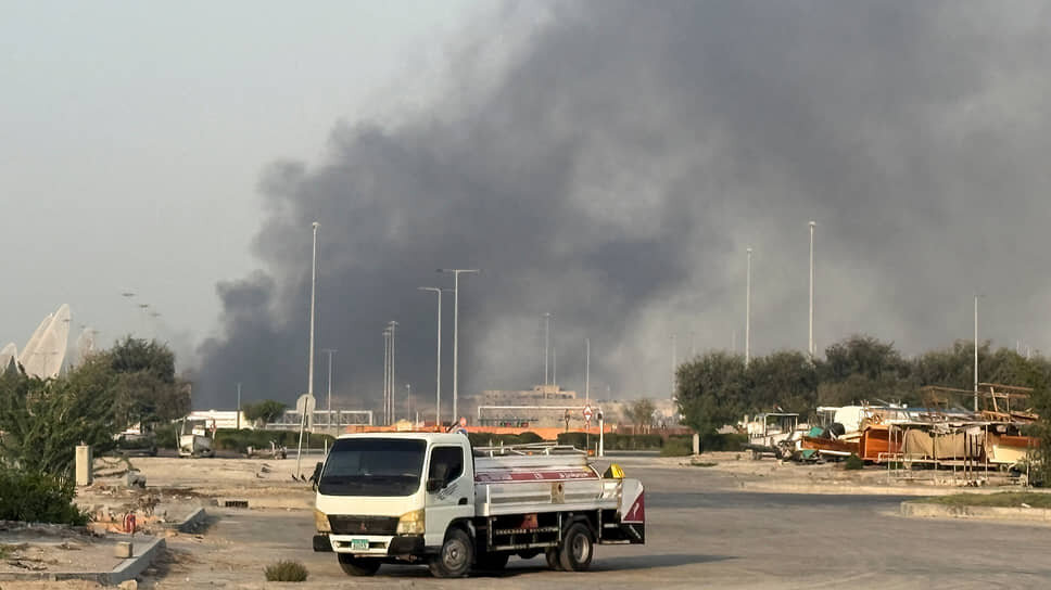 Дым над портом Зайед в ОАЭ после ударов Ирана.📷Фото: Abdelhadi Ramahi / Reuters
