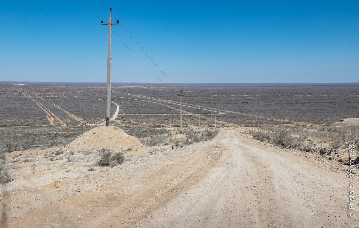 Вид со спуска в урочище Аджибай на буровую вышку месторождения газа "Урга" и короткую дорогу на Муйнак, ее еще надо найти в этом зитросплетении коридоров коммуникаций