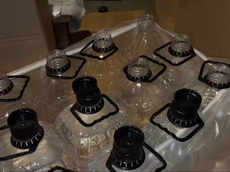     На месте нашли более 1380 литров спиртосодержащей жидкости. Фото: пресс-служба ГУ МВД России по г. Санкт-Петербургу и Ленинградской области