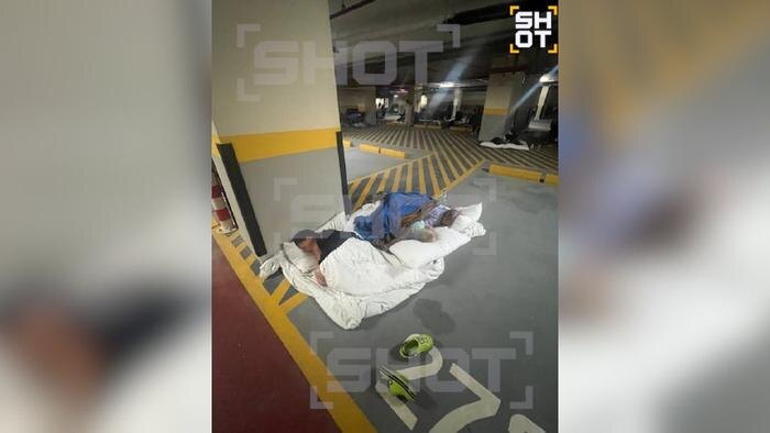 Туристка спит на парковке в Дубае. Фото © Telegram / SHOT