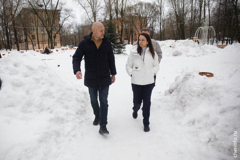    Временно исполняющий полномочия главы города вместе с начальником департамента ЖКХ