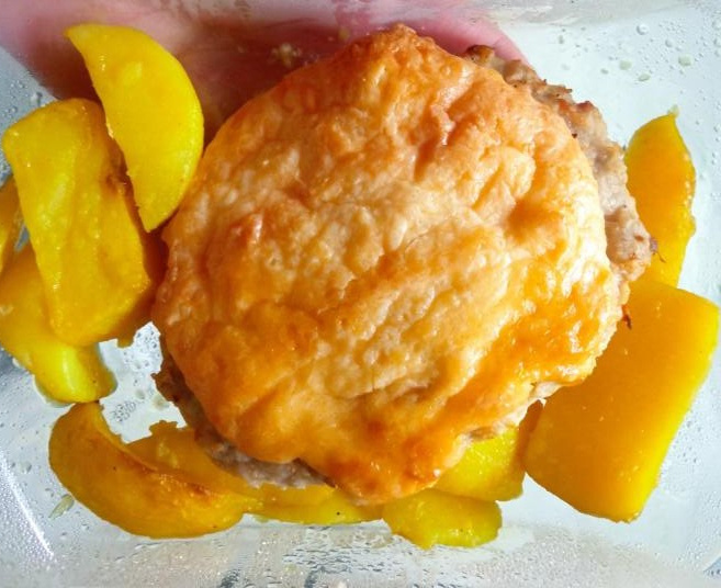 Раньше регулярно покупала уже готовое мясо по-французски, иногда было вкусно, иногда - не очень. Как повезет