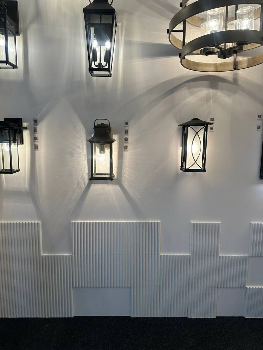 Панели Ultrawood UW 06 i в декоре части стенда с уличным освещением