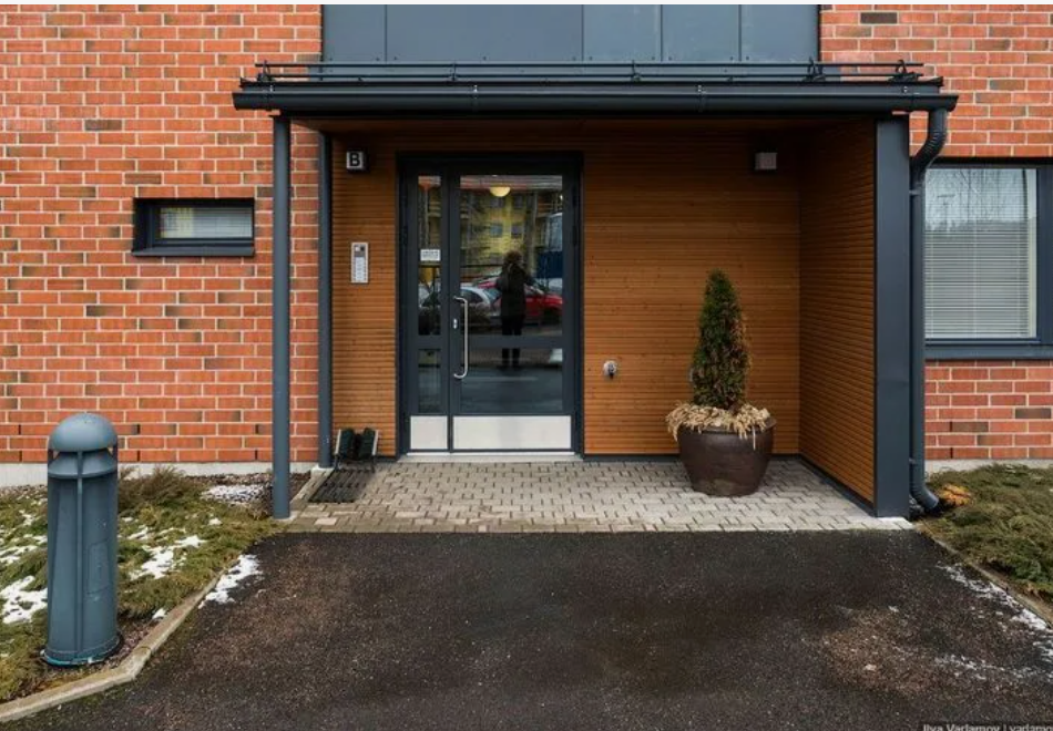 Из похожего подъезда вышла Вероника Викторовна. Источник: https://uk.pinterest.com/pin/198369558582031939/