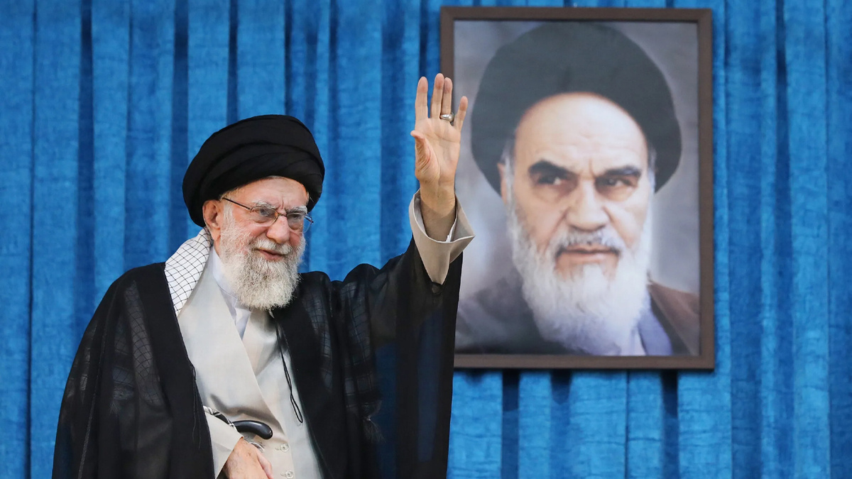 Хаменеи на фоне портрета Хомейни