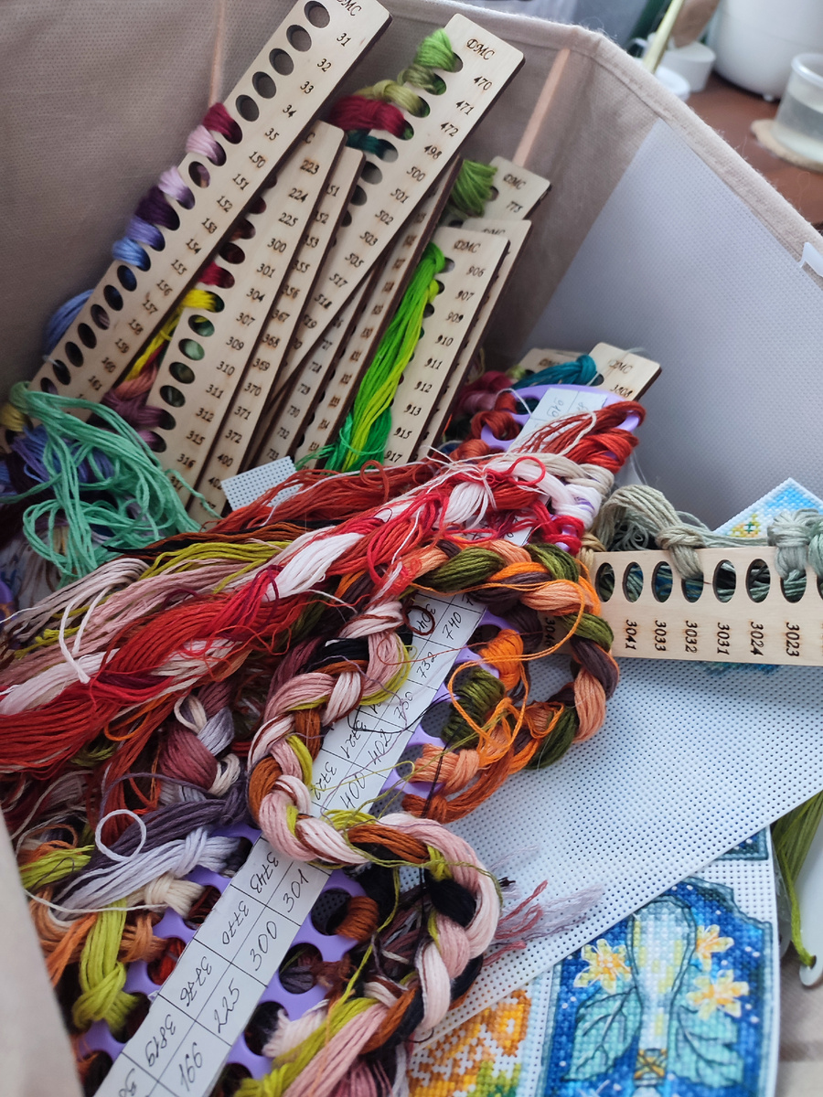 Запасы ниток на планшетках