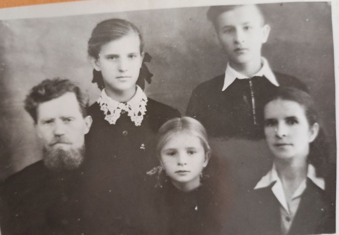 Групповое фото: бабушка, дедушка и их трое детей. В этой точке системы уже заложен разрыв, который разведет сестер по разным берегам на всю жизнь. Мне было дано видеть это с детства — и именно это зрение помогло мне не дать маме повторить тот же сценарий со мной и моей сестрой. Мы вышли из круга. Старший из детей - дядя Коля, моя мама - средняя, младшая - тетя Таня. 