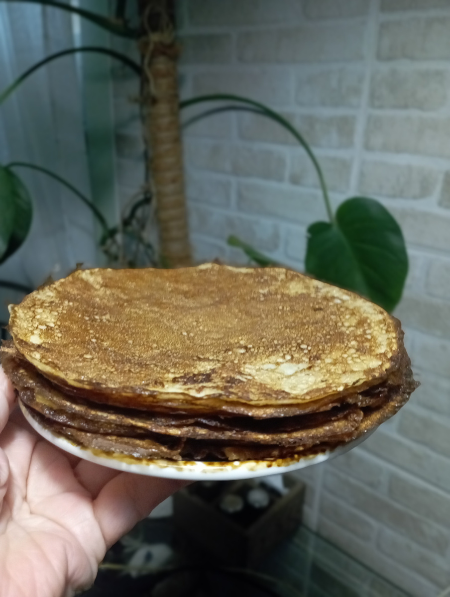 Блины лежат на большом блюдце