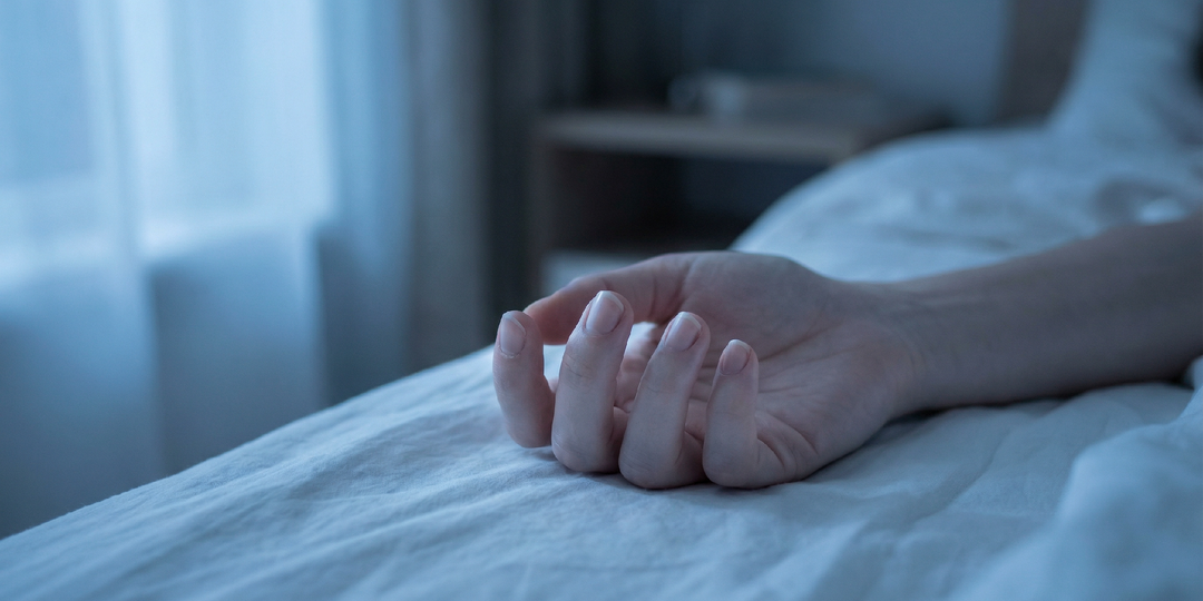 Почему ночью немеют руки и пальцы — и как это связано с положением тела во сне