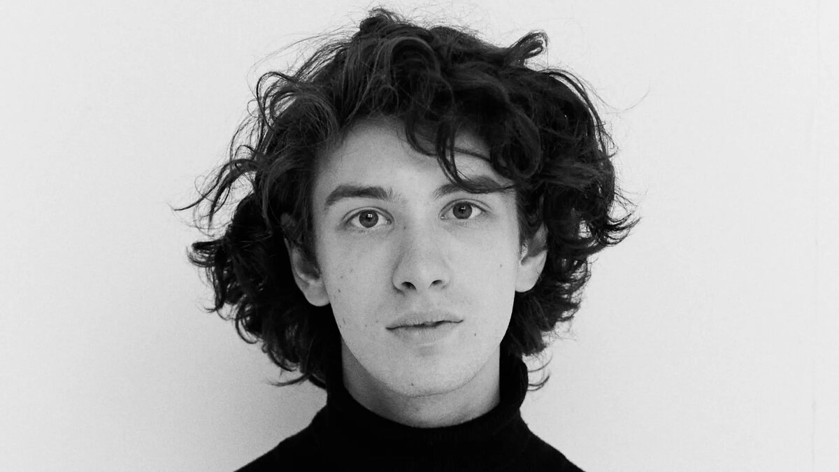 Марк Александрович Эйдельштейн — российский актёр. Известность приобрёл после исполнения главной роли в драме «Страна Саша», мировая премьера которой состоялась в феврале 2022 года на Берлинале. Журналисты прозвали его «российским Тимоти Шаламе».