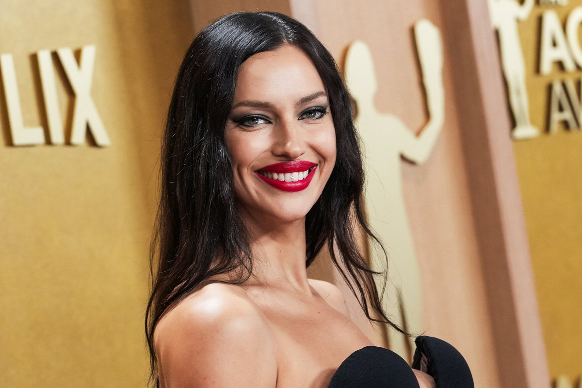     7 откровенных фото - Ирина Шейк в роскошном платье без бюстгальтера появилась на премии в США