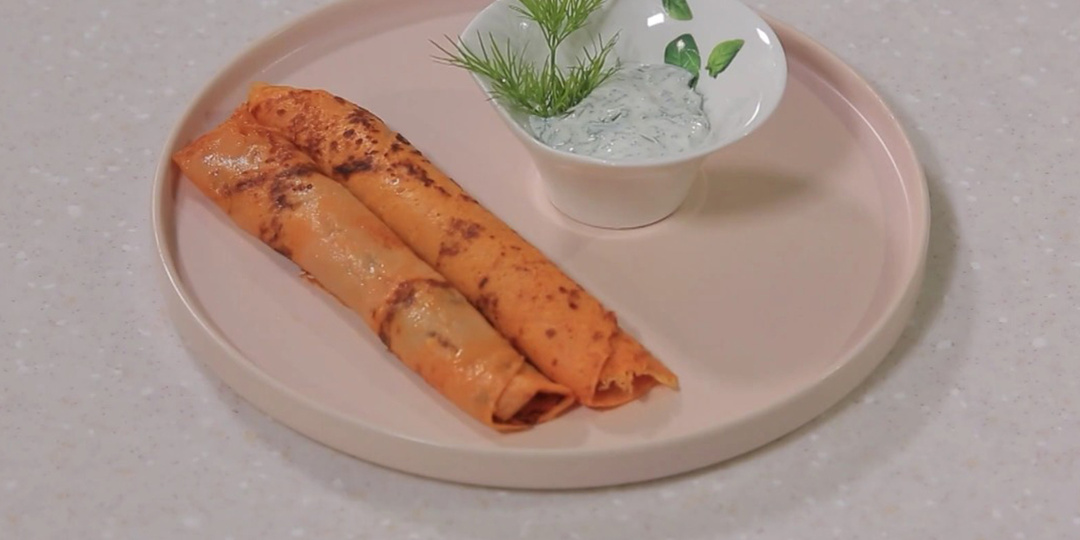 Разнообразьте привычное блюдо: как приготовить томатные блины