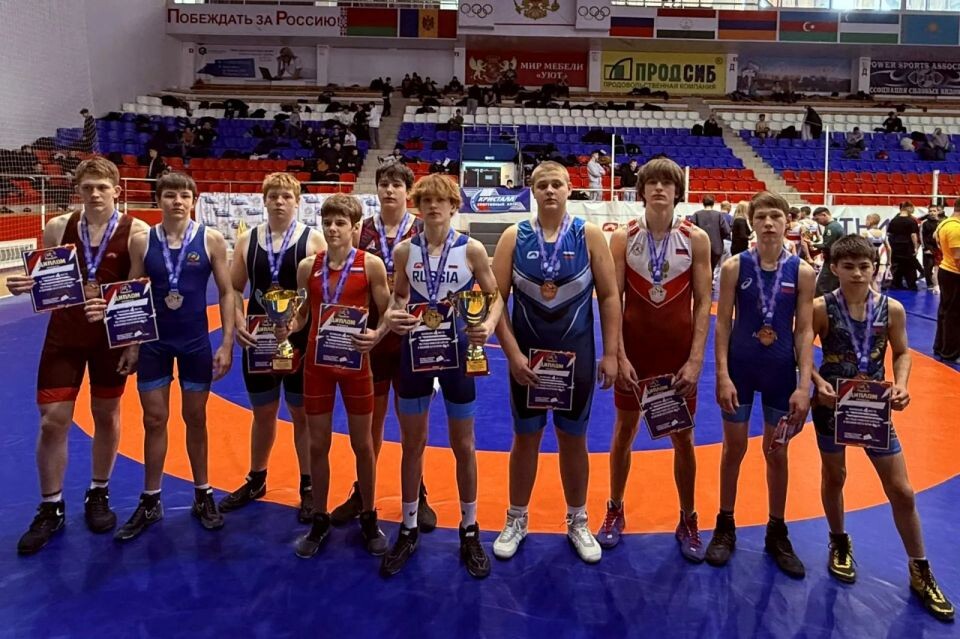   Борцы Алтайского края завоевали 10 медалей на первенстве Сибири среди юношей до 16 лет