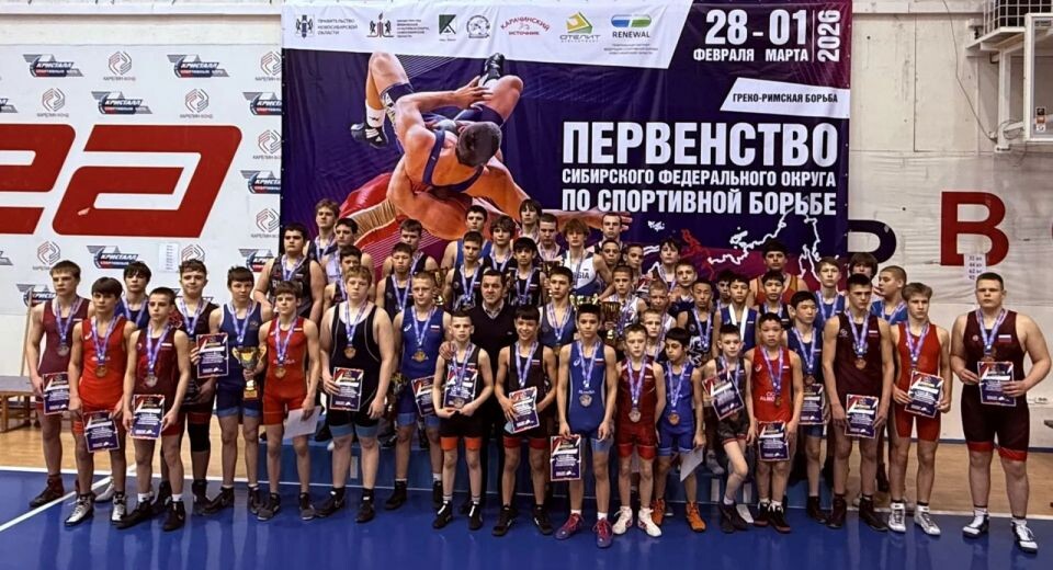    Борцы Алтайского края завоевали 10 медалей на первенстве Сибири среди юношей до 16 лет