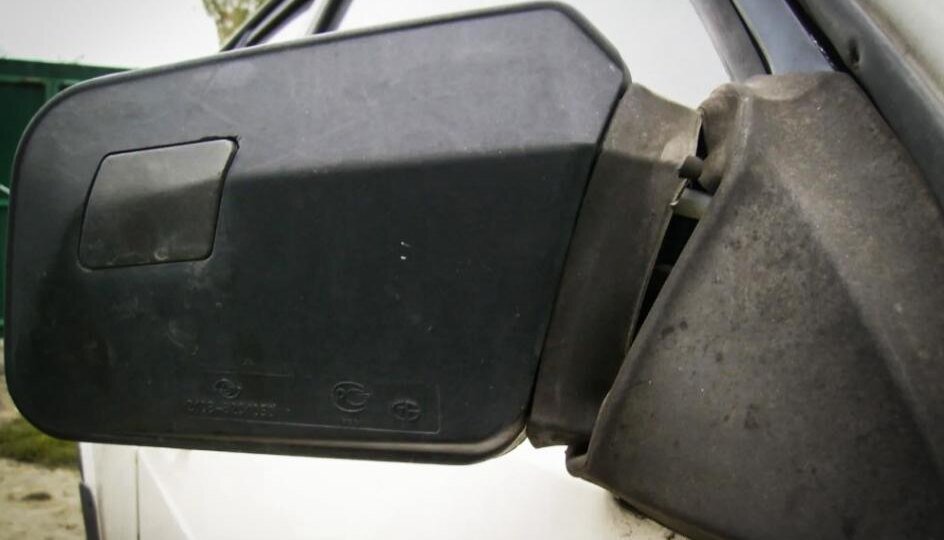 Зачем нужна заглушка в зеркалах заднего вида? Узнал у опытных водителей