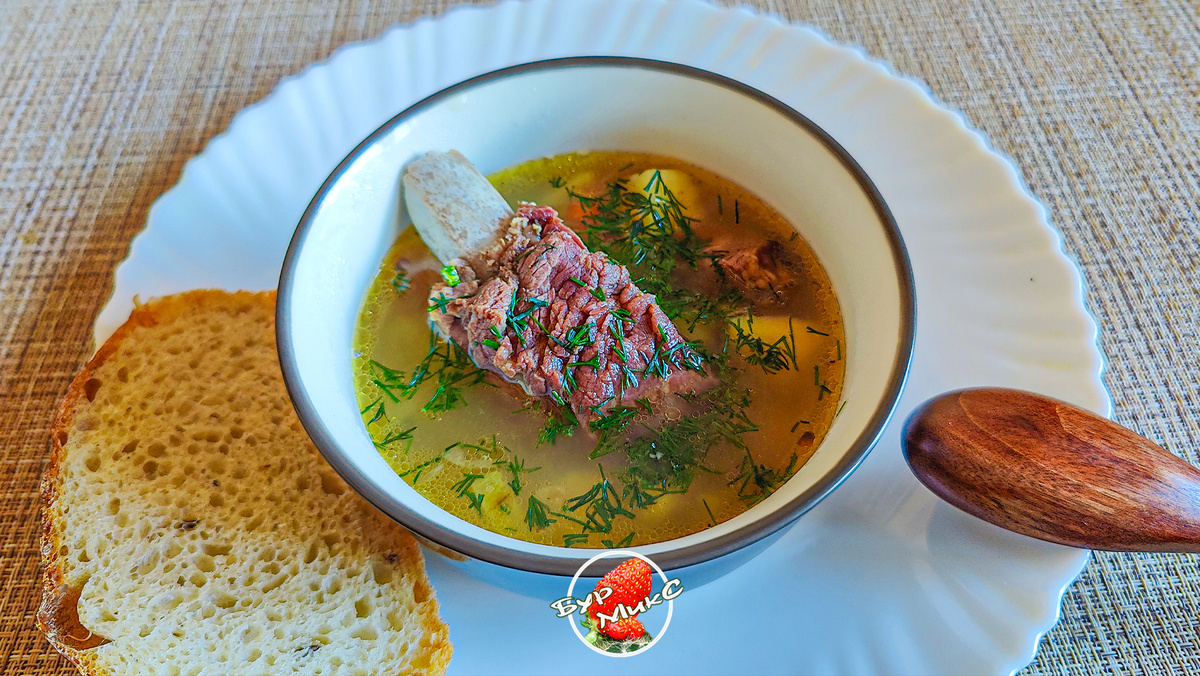 Рассольник с перловкой и копчёными рёбрами