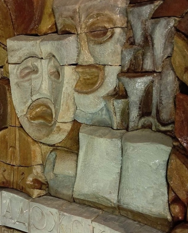    Мастер из Петербурга завершил реставрацию барельефа из карельского поселка© Сохраним панно «Калевала» в городе Питкяранта / VK