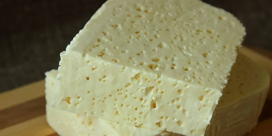 Честно скажу — я сама не поверила, когда из двух литров обычного молока у меня получился почти килограмм настоящей брынзы.