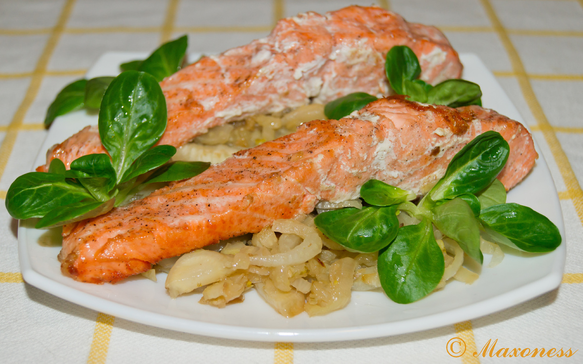 Морская форель с фенхелем и салатом корн