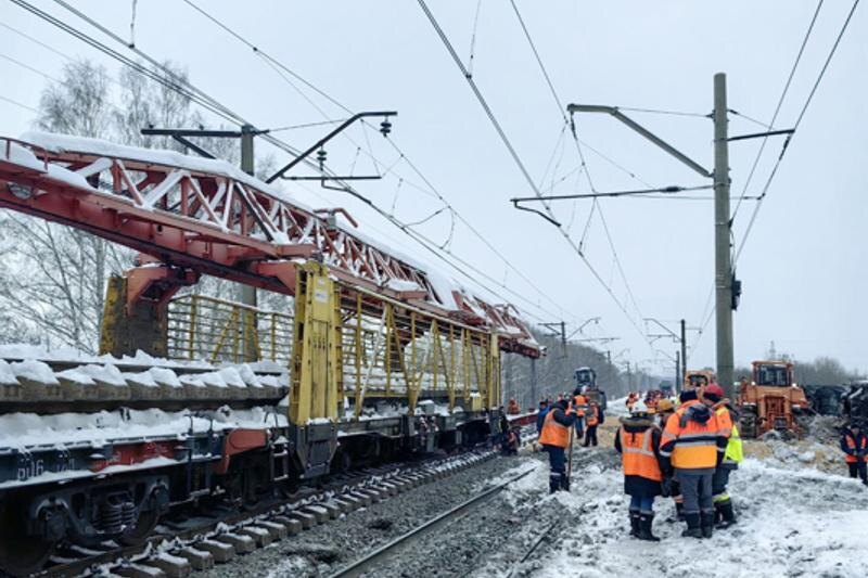    Фото telegram-канал СвЖД / Устранение последствий схода вагонов