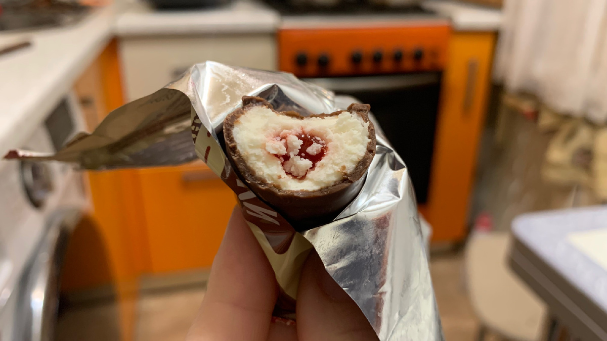 Объект в кадре выглядит аппетитно. Думаю, на первый раз вполне классно получилось. Правда освещение в комнате не самое лучшее, но учиться фотографировать можно.