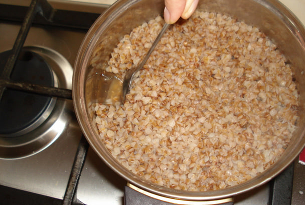 Мы вымываем из гречки всю пользу: 3 ошибки при варке, которые превращают «царицу круп» в бесполезный гарнир