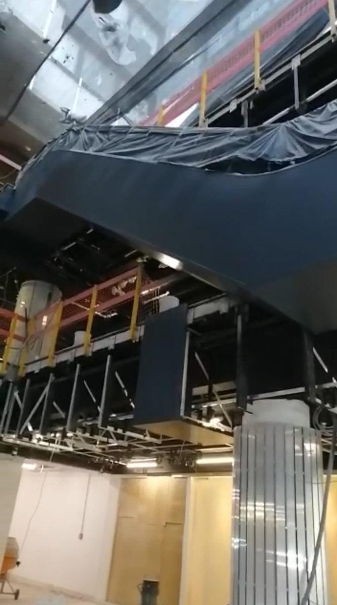 Покраска эскалаторов в торговом центре