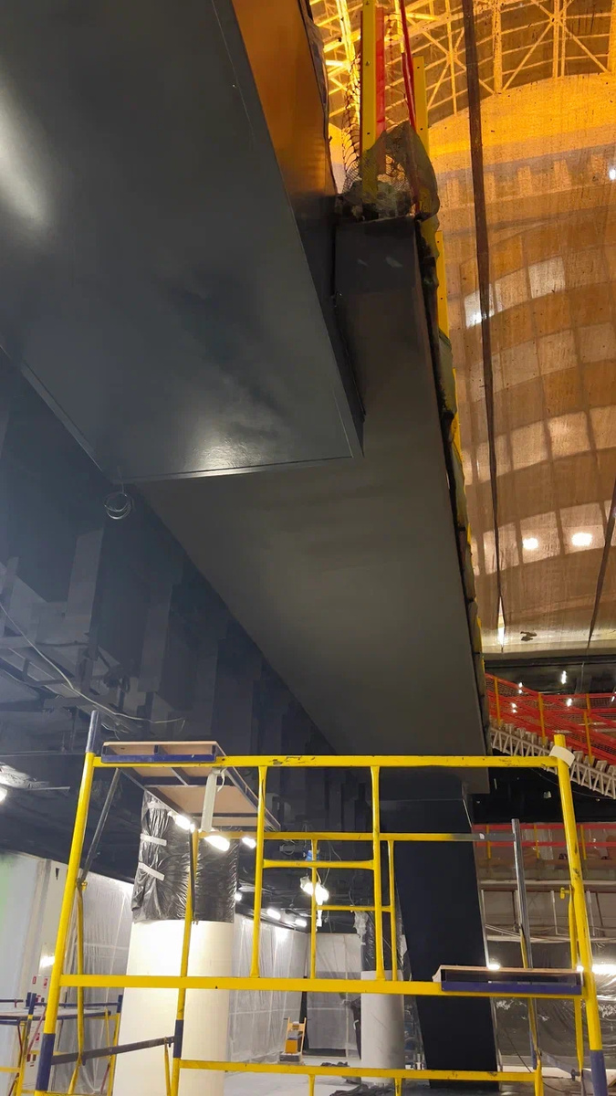 Покраска эскалаторов в торговом центре