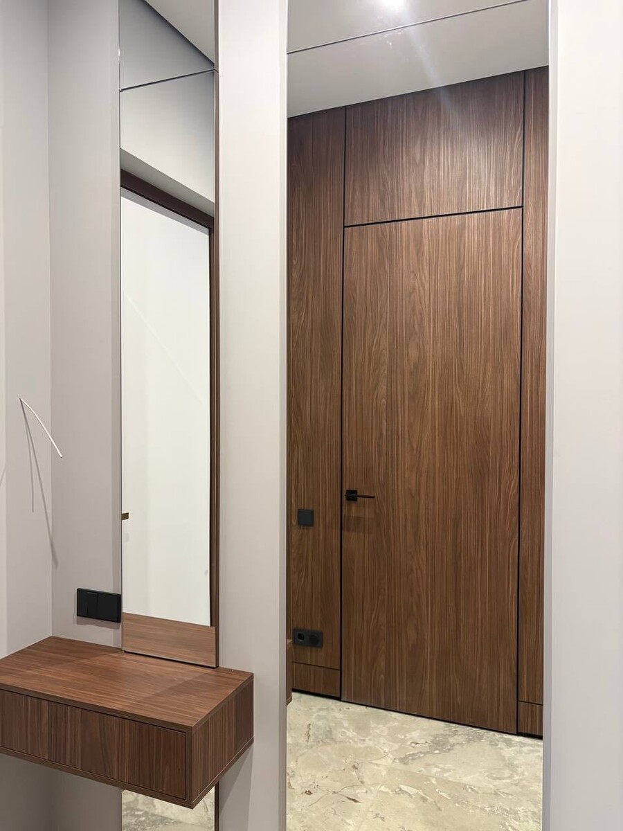 Скрытая дверь с отделкой Egger