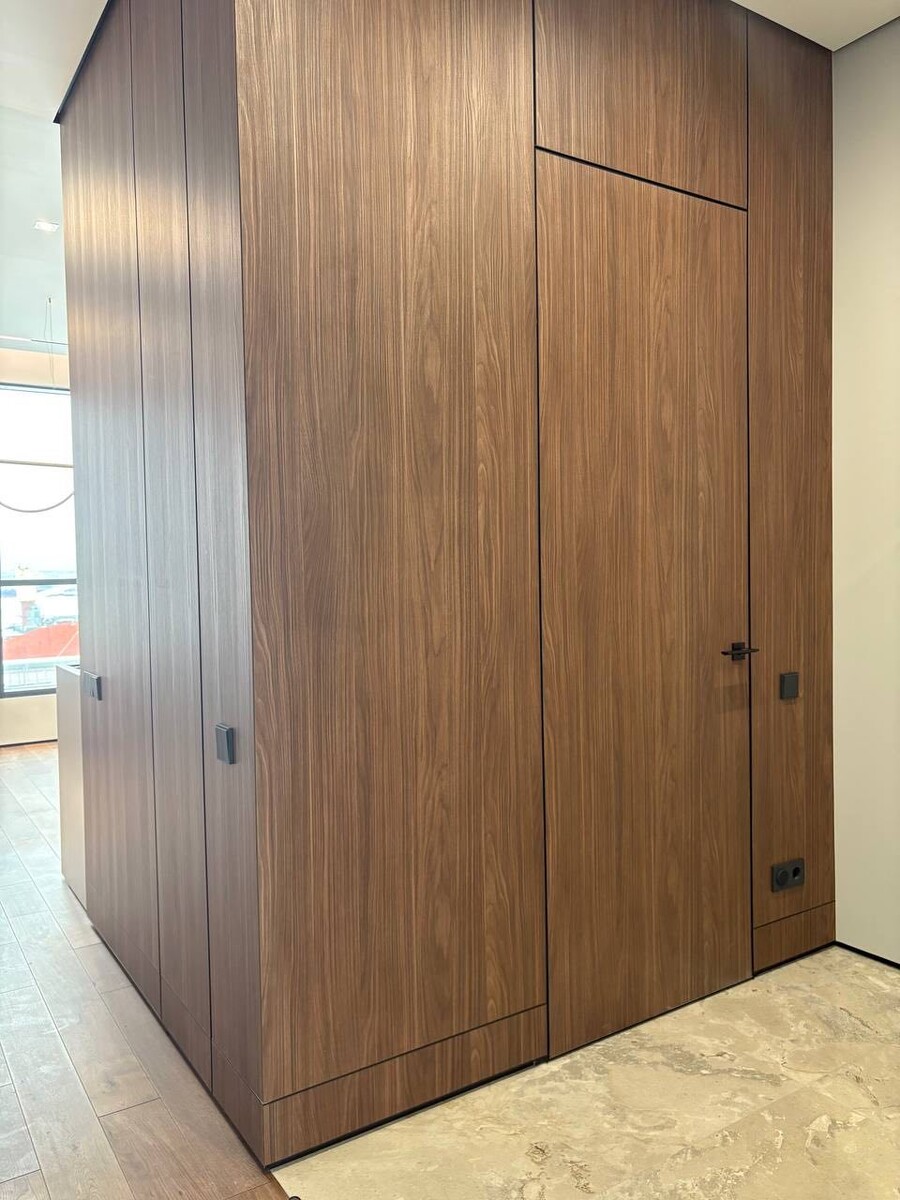 Скрытая дверь с отделкой Egger