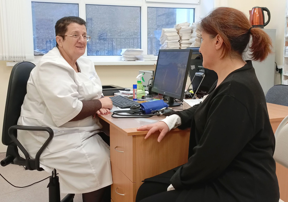 Доктор Айдинова консультирует маму подростка. Фото автора.