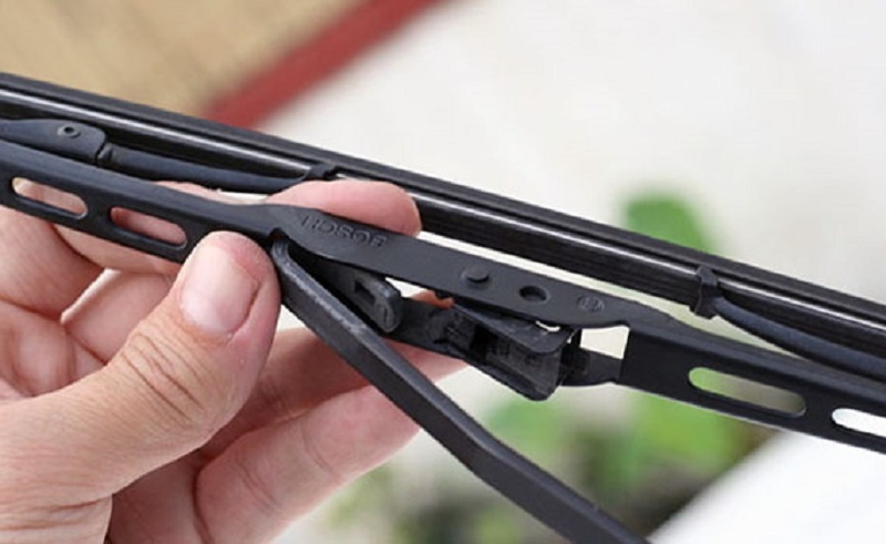 Плохой прижим дворников к лобовому стеклу устраняется за 2 минуты, если пользоваться этой хитростью