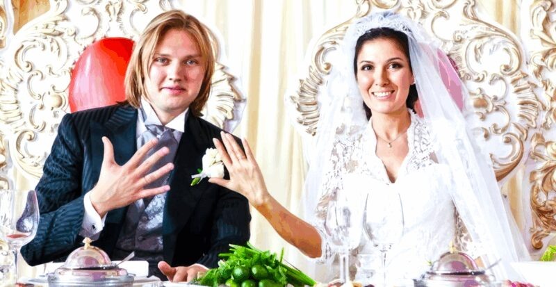    Григорий Костюк и его первая жена Анжелика Бирюкова на свадебном торжестве.