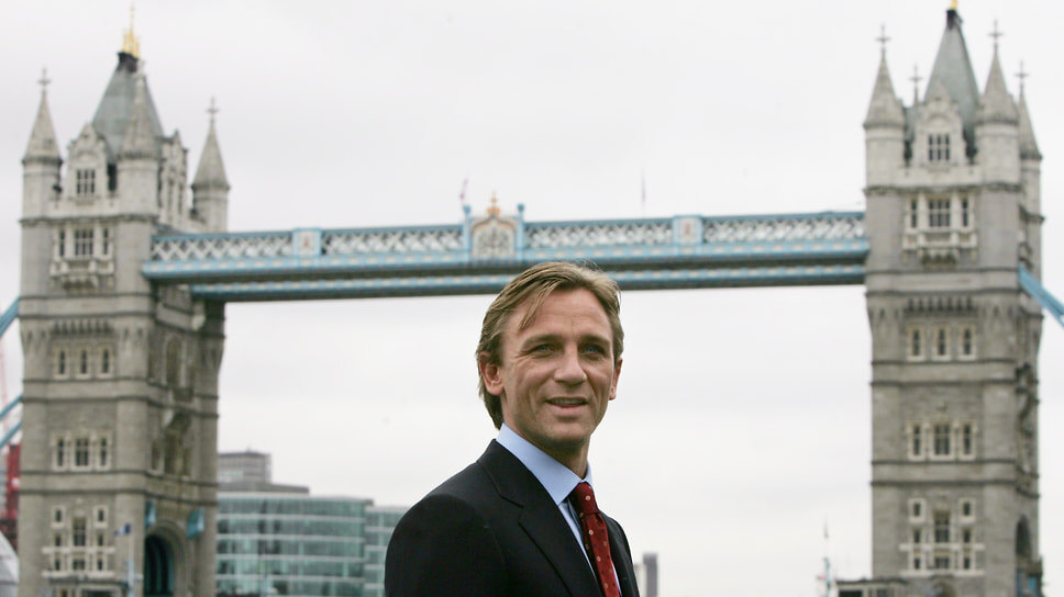 Дэниэл Крэйг на фотосессии у Тауэрского моста в день объявления его шестым официальным исполнителем роли Джеймса Бонда, 2005 год. Решение продюсеров вызвало полемику в британской прессе и сопровождалось скептицизмом поклонников, однако впоследствии выбор был признан удачным.📷Фото: Stephen Hird / Reuters