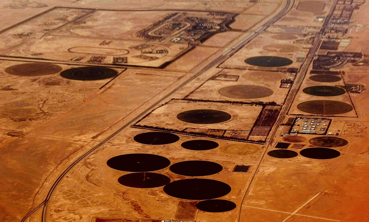 Нефтяное месторождение в пустыне