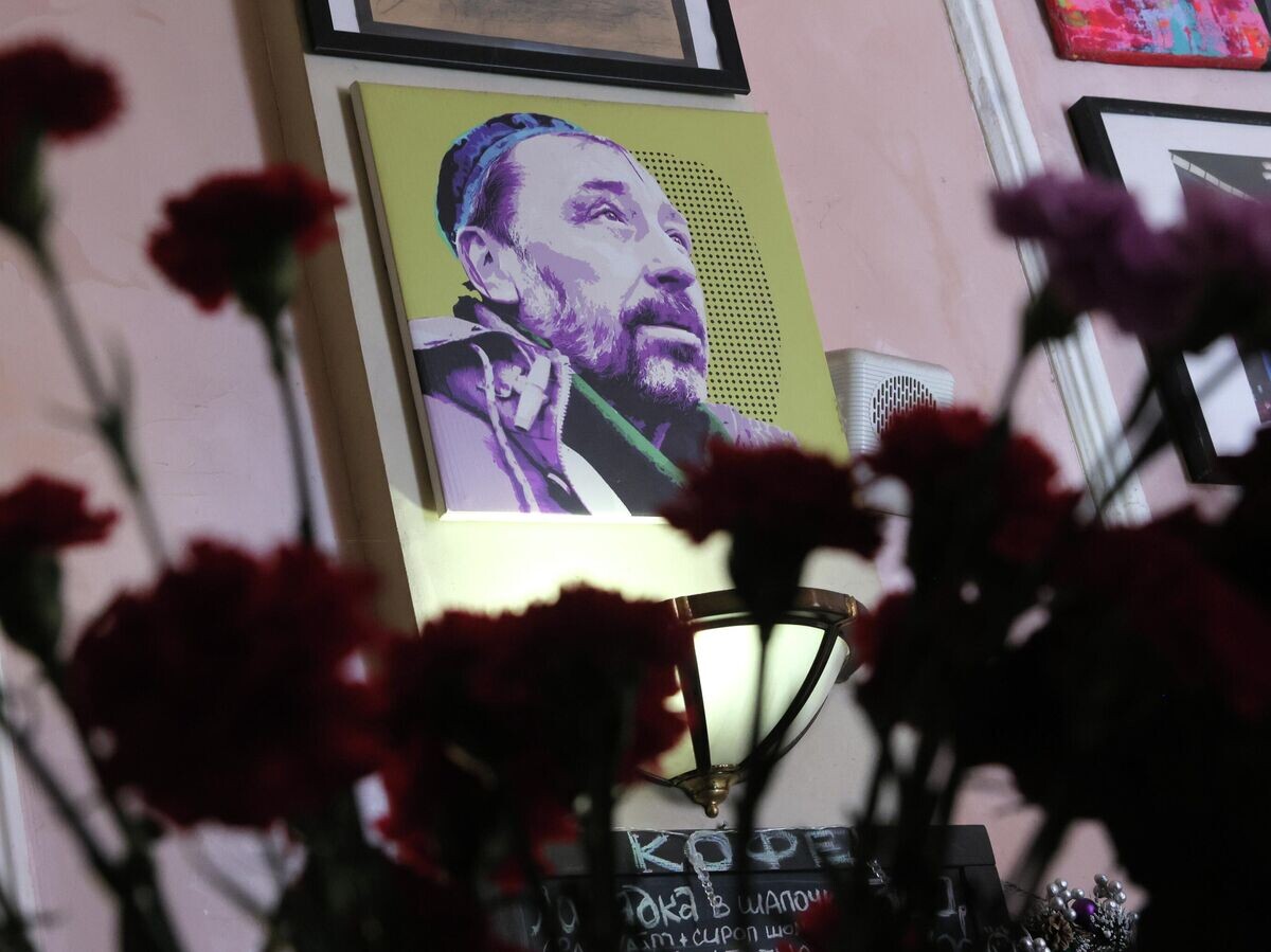    Фотография драматурга Николая Коляды и цветы в фойе "Коляды-театра" в Екатеринбурге | © РИА Новости / Марина Молдавская