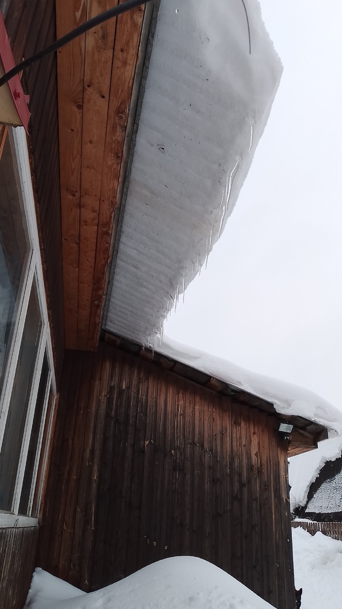Снег сползает с веранды