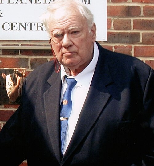 Мур: астроном, которого в 2000-х обвиняли в расизме и который 55 лет не пропустил ни одной передачи The Sky at Night