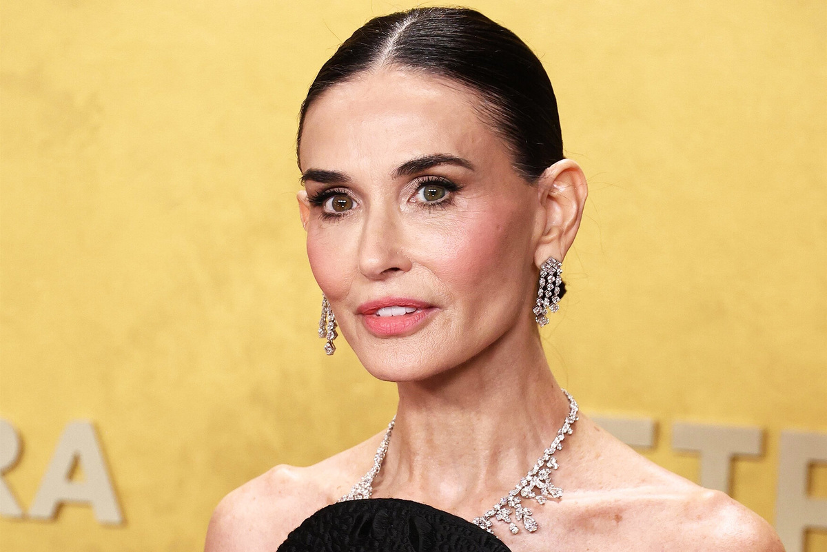     «Болезненно худая»: Деми Мур в облегающем платье с открытыми плечами на премии вызвала беспокойство блогеров