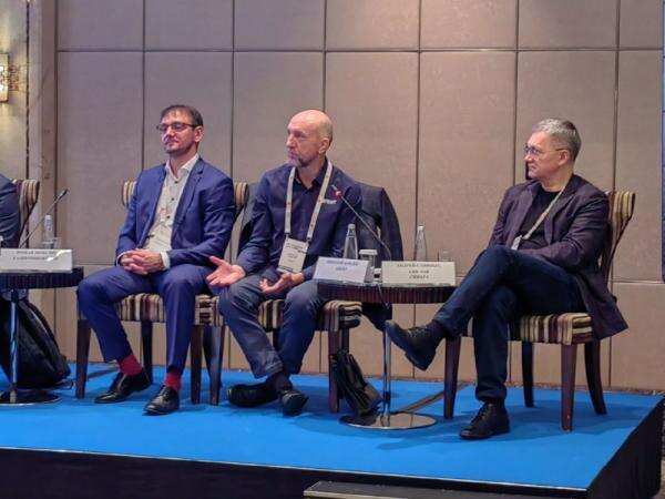 Фо­рум "Кор­по­рации в циф­ре". Сле­ва нап­ра­во: ру­ково­дитель ди­рек­ции 1С ООО "Газ­пром­нефть-ЦР" Ро­ман Мок­син, ис­пол­ни­тель­ный ди­рек­тор АП­КИТ Ни­колай Ком­лев, ге­нераль­ный ди­рек­тор ООО "СКБ ЛАБ" Ан­дрей Са­виных (фо­то ComNews)